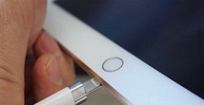 Si të rregulloni portën e karikimit në një iPad Mini?